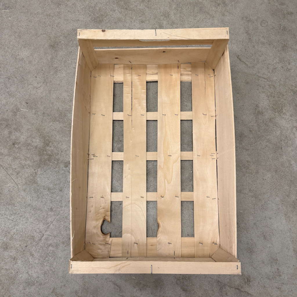 Démonstration de l'utilisation du produit Plateau Bois 60x40 C130 H175 poignées sur fond neutre