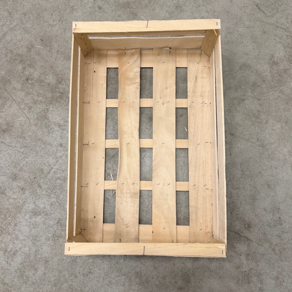 Démonstration de l'utilisation du produit Plateau Bois 60x40 C150 H170 sur fond neutre