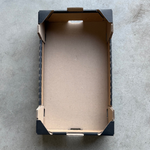 Démonstration de l'utilisation du produit Plateau Carton 60x40 H17.5cm Noir sur fond neutre