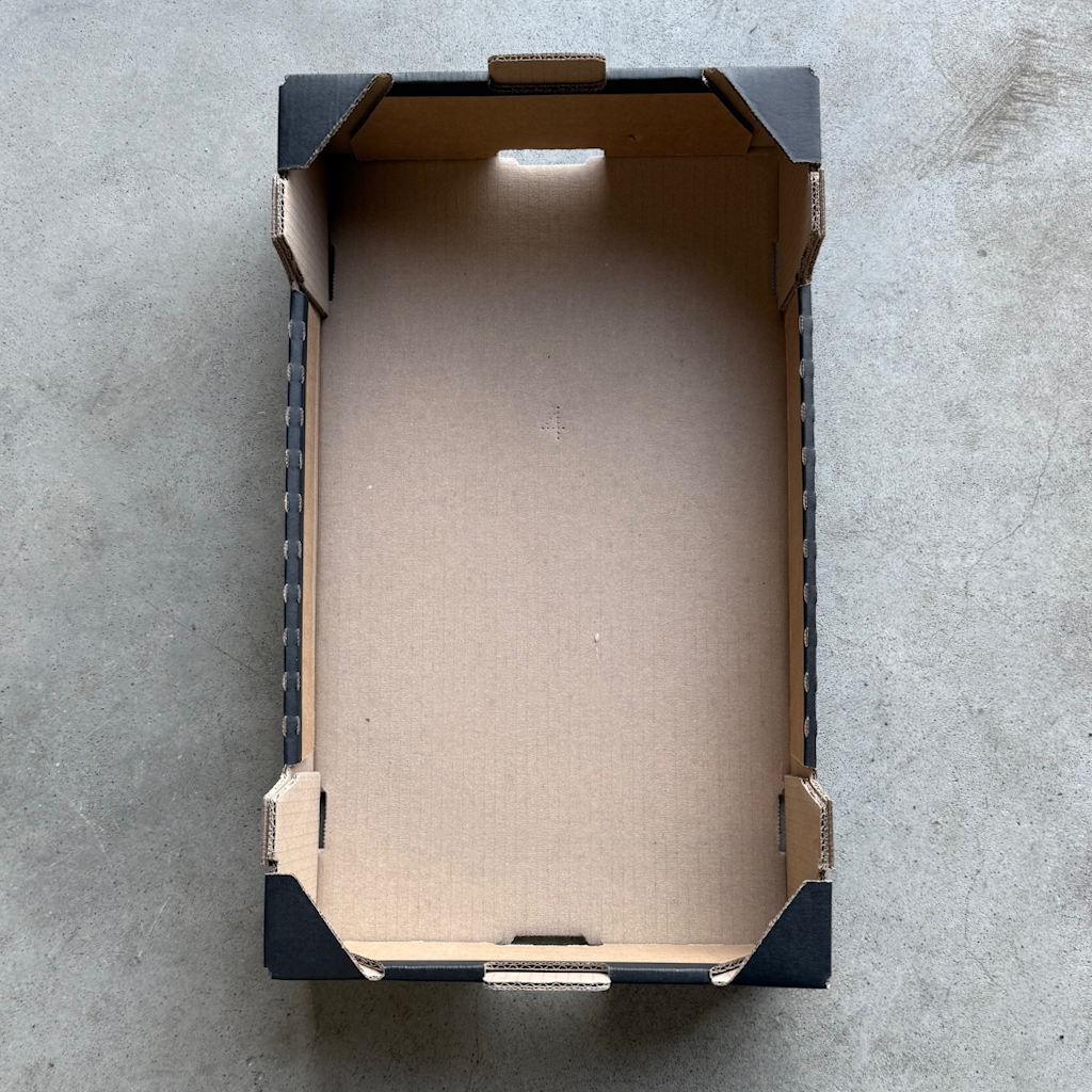 Démonstration de l'utilisation du produit Plateau Carton 60x40 H17.5cm Noir sur fond neutre