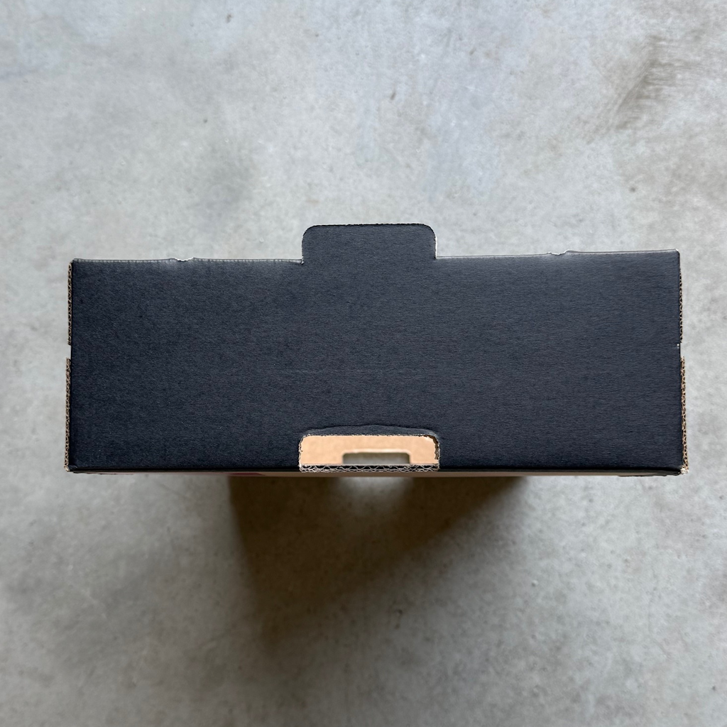 Démonstration de l'utilisation du produit Plateau Carton 60x40 H17.5cm Noir dans la vie de tout les jours