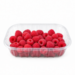 Barquette plastique transparente remplie de framboises fraîches sur fond blanc