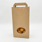 Sac papier écru avec poignées plates et fenêtre ovale filet laissant voir un produit rond à l'intérieur