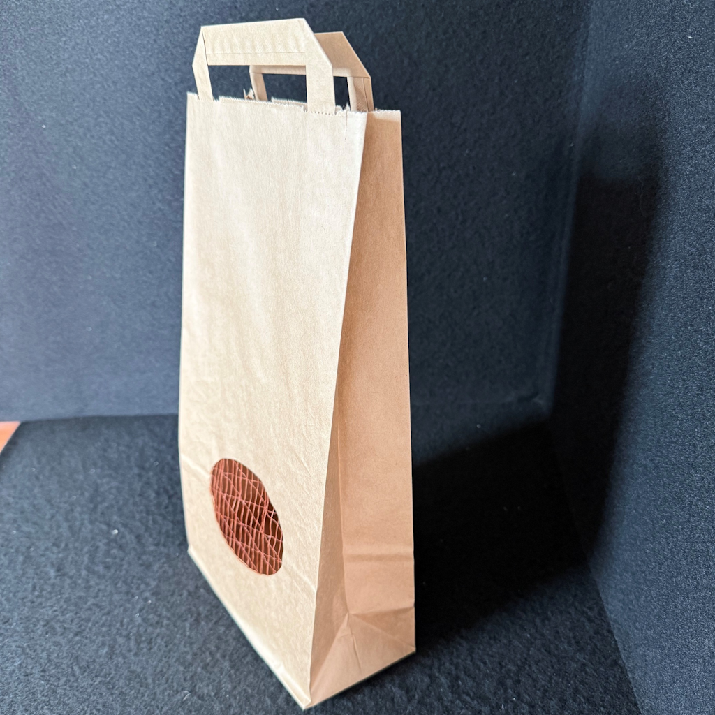 Sac papier écru avec fenêtre filet ovale et deux poignées plates, vue de face sur fond sombre
