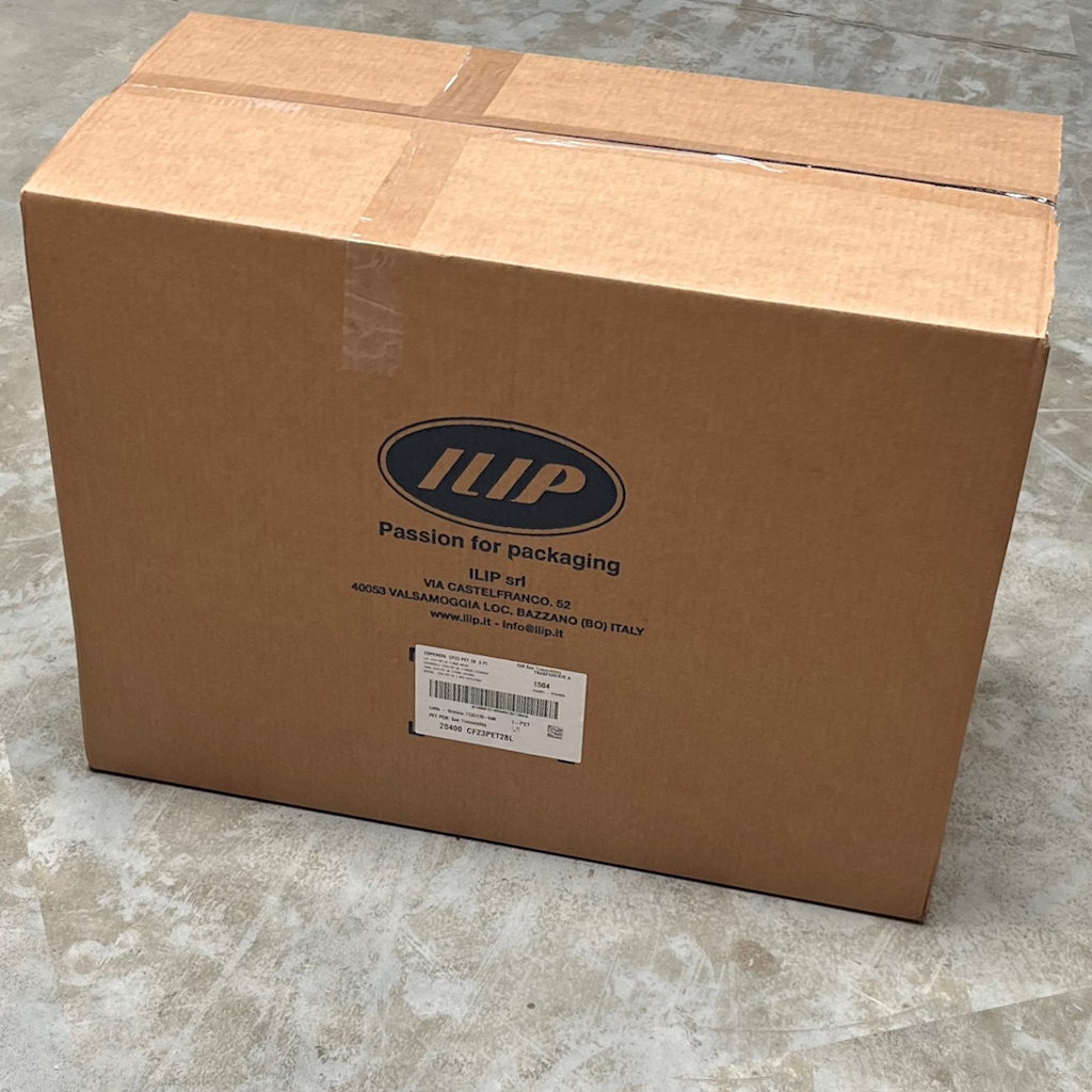 Carton d'emballage fermé portant le logo ILIP et une étiquette d'expédition