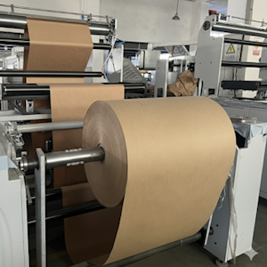 Bobine de papier sur une machine automatique de déroulage